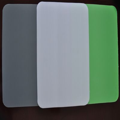 La plastica variopinta di Corflute riveste 4mm ha ondulato il bordo di plastica