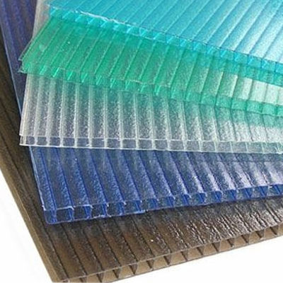 La larghezza di plastica dello strato ondulata 5mm 2.5m del bene durevole ha colorato gli strati di Correx