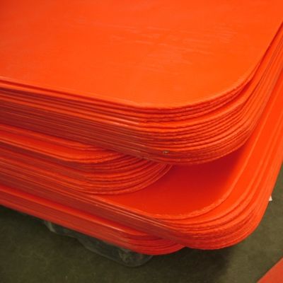 Lo strato di plastica del polipropilene riempie le bottiglie di Coroplast ed il pallet della bevanda