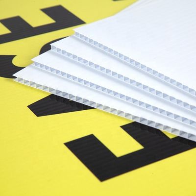 Il bianco ha ondulato variopinto stampabile dello strato di plastica degli strati 4x8 Coroplast