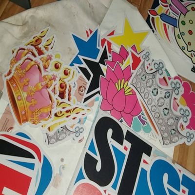 I segni neri rossi del prato inglese di Coroplast hanno ondulato le lettere tagliate di plastica