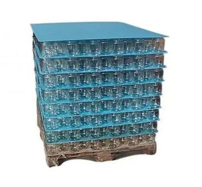 Lo strato di plastica del polipropilene riempie le bottiglie di Coroplast ed il pallet della bevanda