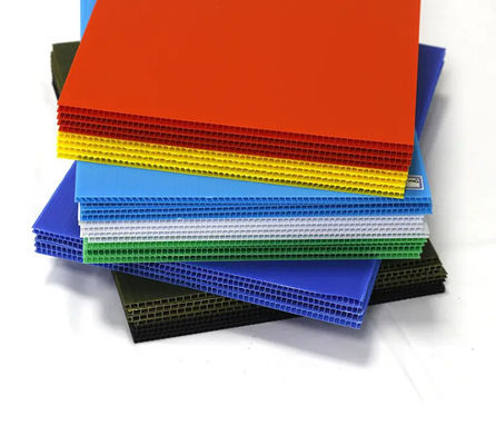 La cavità nera di plastica ondulata degli strati 4x8 Coroplast pp ha ondulato lo strato