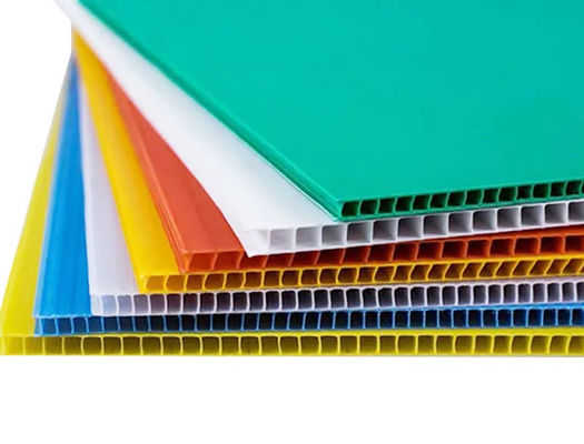 La cavità nera di plastica ondulata degli strati 4x8 Coroplast pp ha ondulato lo strato