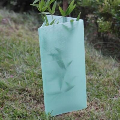 PP Tree Guard è leggero, resistente, impermeabile e facile da installare, che protegge i giovani alberi dal vento, dagli animali e dai danni, con dimensioni, colori, spessori e disegni personalizzabili.